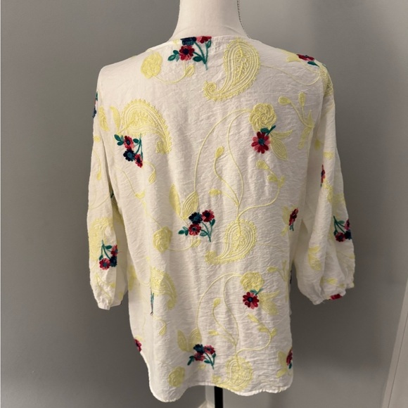 Kindred top floral and embroidered White. size L. Beautiful - Picture 4 of 9